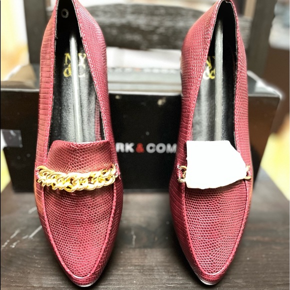 NWT | NY&Co. burgundy loafers with gold coloured chain buckle - Picture 4 of 14